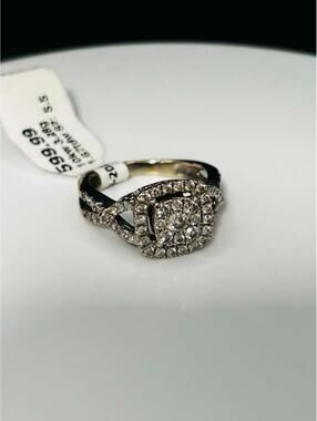 10k White Gold Diamond Ring